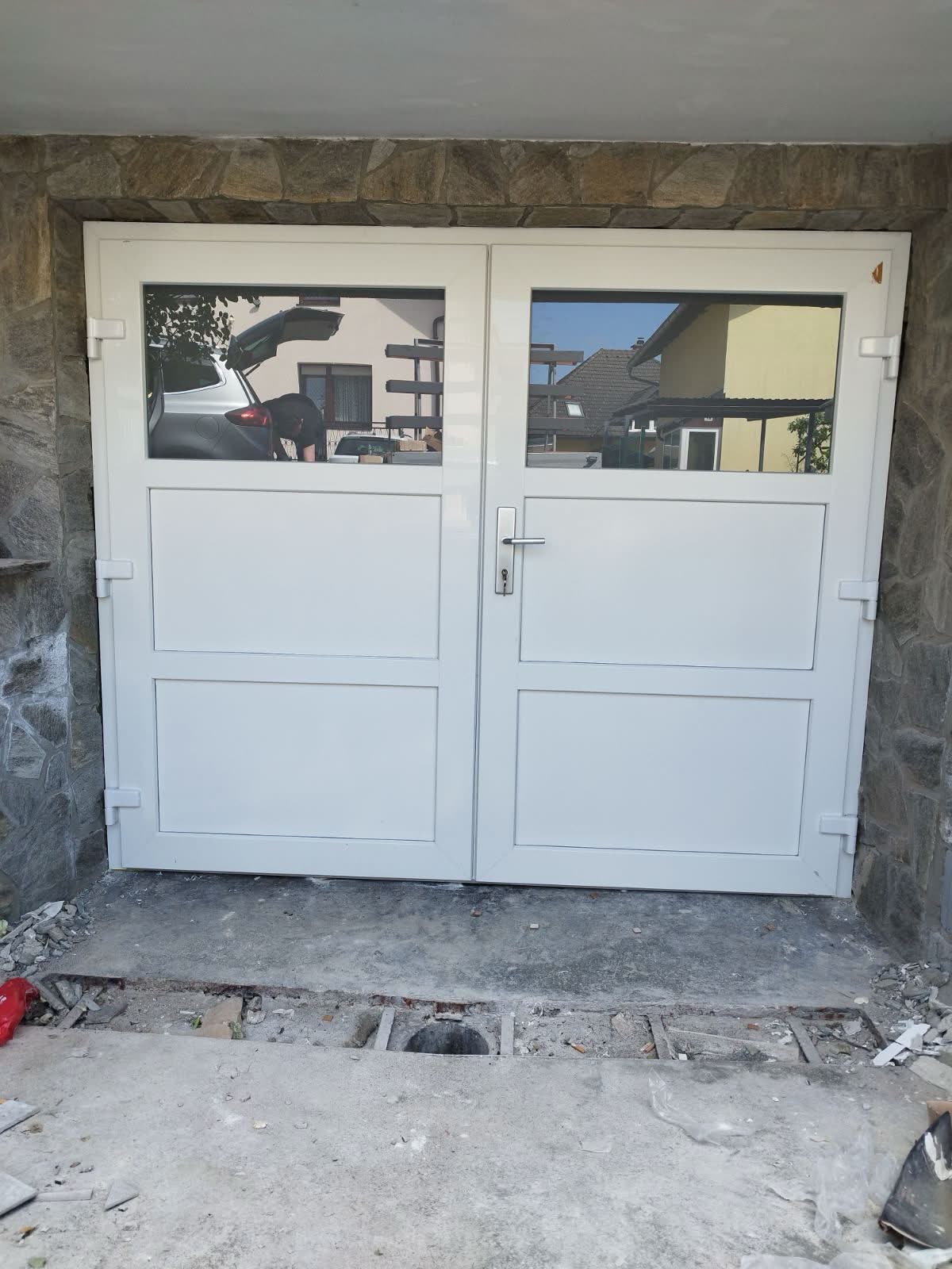 Nova bela PVC garažna vrata z zasteklitvijo